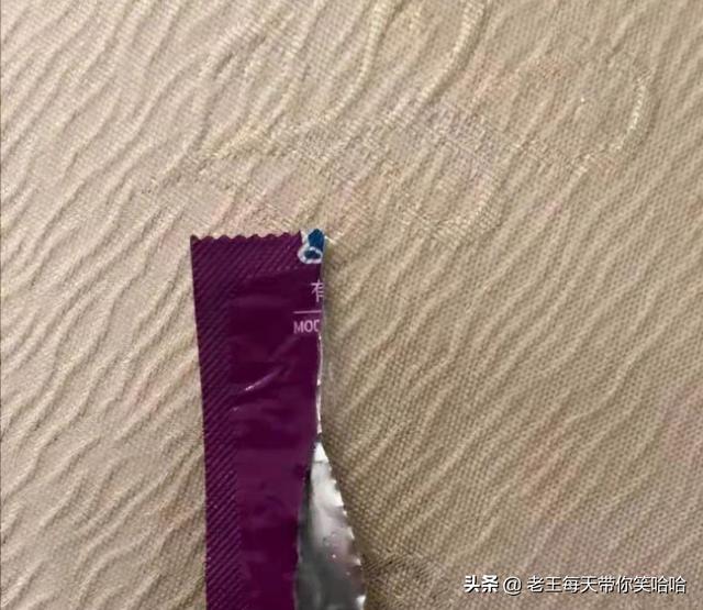 在老婆包里发现这个,她说是一次性手套包装!我怎么觉得不对呢? 在老婆包里发现这个,她说是一次性手套包装!我怎么觉得不对呢?