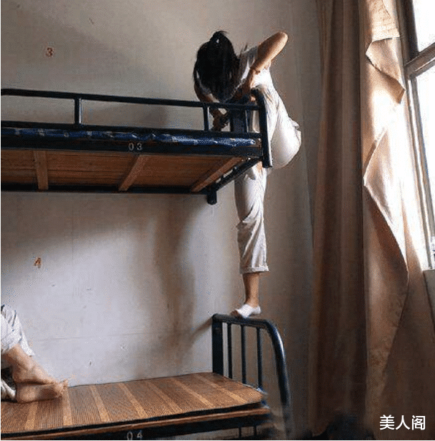 “大半夜路过垃圾站看到的,这谁顶得住啊?”到底是谁干的!哈哈哈哈~ “大半夜路过垃圾站看到的,这谁顶得住啊?”到底是谁干的!哈哈哈哈~