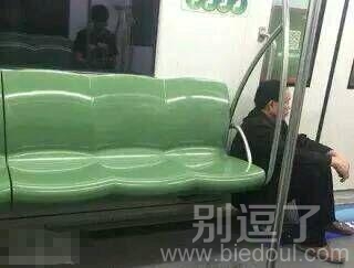 在地铁上偶遇一个任性boy 在地铁上偶遇一个任性boy
