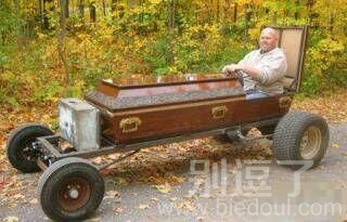 这尼玛是棺材车吧