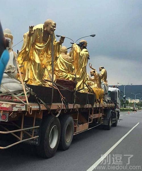 一路走,我们一路唱啊。 一路走,我们一路唱啊。