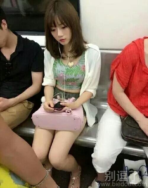 是谁的充气娃娃落在车上了