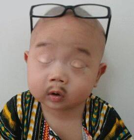一个很萌的小孩。 一个很萌的小孩。