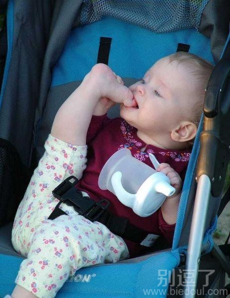 正在吃臭脚的孩子。 正在吃臭脚的孩子。