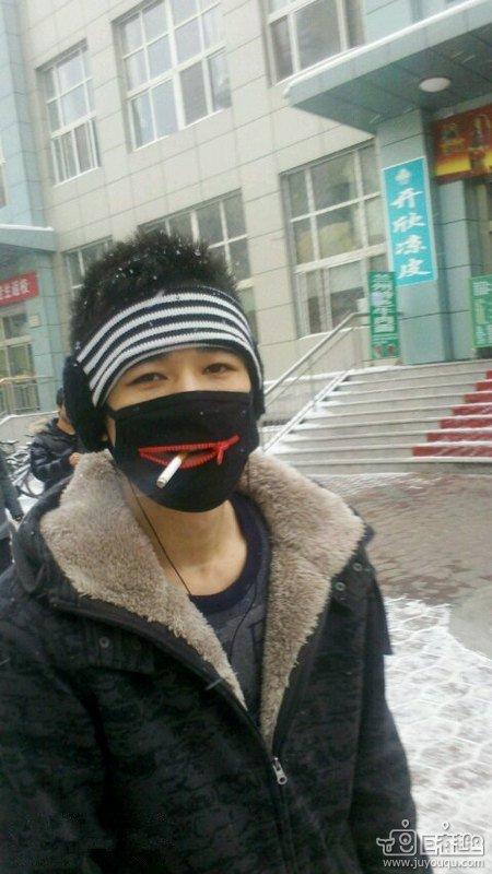 哥抽的不是烟 哥抽的是寂寞 无论艰难 都无法阻碍我的寂寞 哥抽的不是烟 哥抽的是寂寞 无论艰难 都无法阻碍我的寂寞