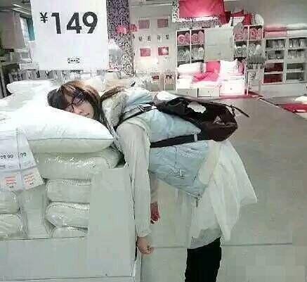 妹子咋睡成了僵尸 妹子咋睡成了僵尸