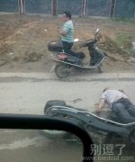 倒在路上的人。。 倒在路上的人。。