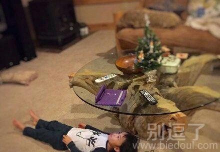 正在看手机的小朋友。 正在看手机的小朋友。