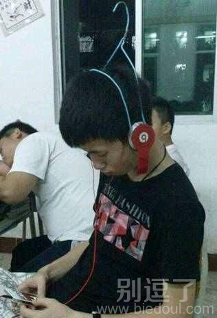 这是耳机坏了拿衣架临时改装的？