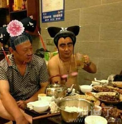 两个奇装的人。。 两个奇装的人。。
