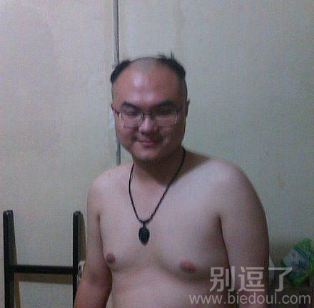 一个喜庆的哥们。 一个喜庆的哥们。