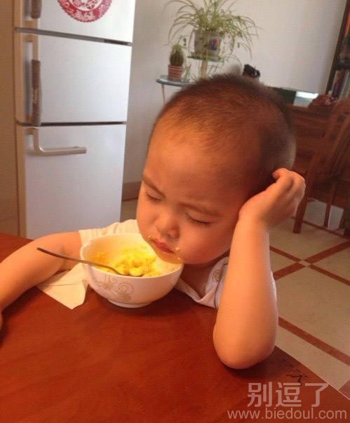 吃饭吃到一半的小孩。 吃饭吃到一半的小孩。