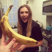 看着香蕉的妹子。。 看着香蕉的妹子。。