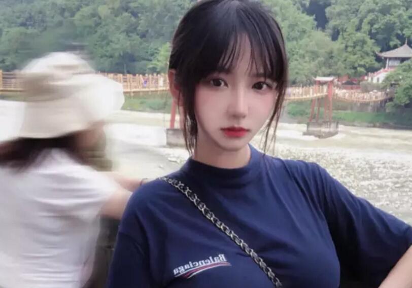 妹子,以后出门让男友检查下着装,弄成这样的真是太尴尬了哈哈哈 妹子,以后出门让男友检查下着装,弄成这样的真是太尴尬了哈哈哈