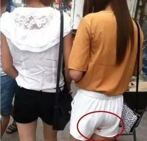 妹子,以后出门让男友检查下着装,弄成这样的真是太尴尬了哈哈哈 妹子,以后出门让男友检查下着装,弄成这样的真是太尴尬了哈哈哈