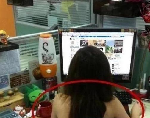 妹子就算是在办公室也不能穿成这样啊,让同事看见多尴尬啊,哈哈 妹子就算是在办公室也不能穿成这样啊,让同事看见多尴尬啊,哈哈