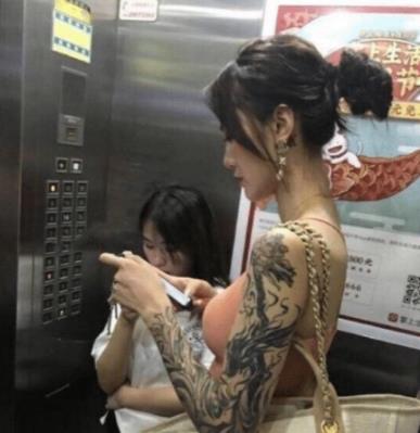 妹子这一杆子下去,我半个月的工资就没了,真的是太现实了哈哈 妹子这一杆子下去,我半个月的工资就没了,真的是太现实了哈哈
