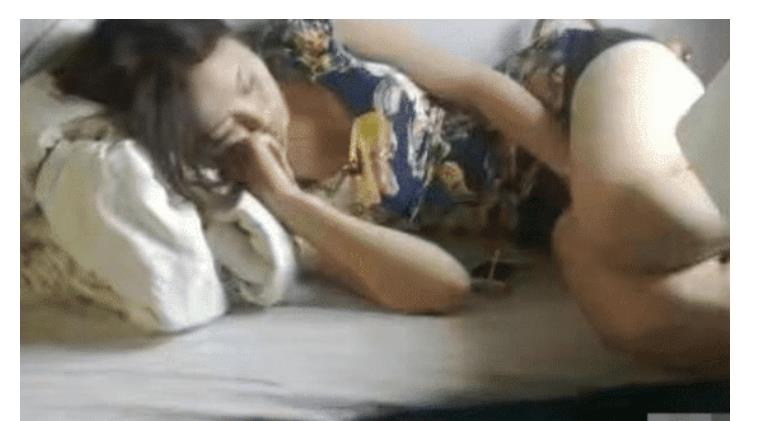 女同事午休忘记把手拿出来了,我该帮帮她吗?哈哈哈哈太尴尬 女同事午休忘记把手拿出来了,我该帮帮她吗?哈哈哈哈太尴尬