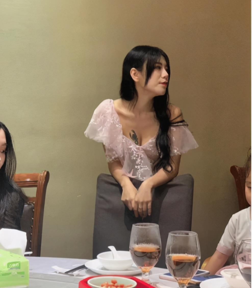 女同事约我出来,穿成这样,还这个样子,她想干什么 女同事约我出来,穿成这样,还这个样子,她想干什么