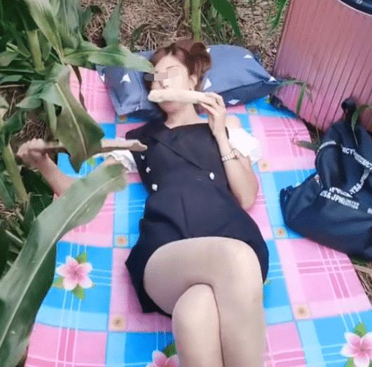 女同事约我出来,穿成这样,还这个样子,她想干什么 女同事约我出来,穿成这样,还这个样子,她想干什么