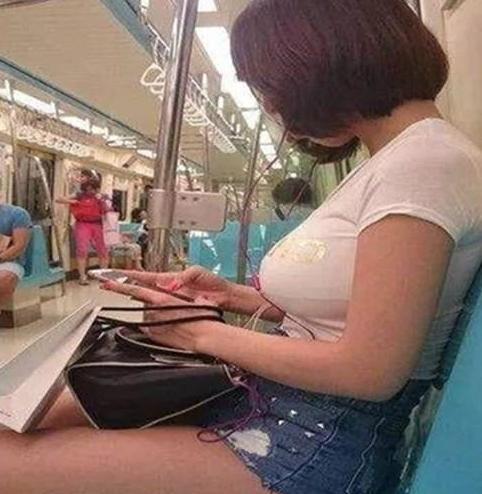 身边做了一个姑娘,我已经坐两站了,为什么我一点也不着急! 身边做了一个姑娘,我已经坐两站了,为什么我一点也不着急!
