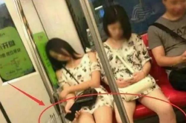 妹子啊,你这身材好好呀!就是腰瘦了点! 妹子啊,你这身材好好呀!就是腰瘦了点!