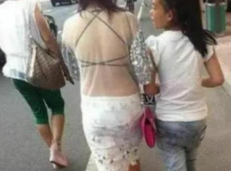 妹子你可真大胆呀！敢穿这样的衣服出门！不怕尴尬吗？