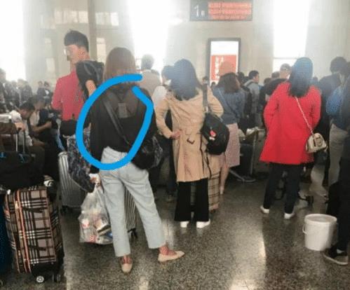 妹子你可真大胆呀！敢穿这样的衣服出门！不怕尴尬吗？