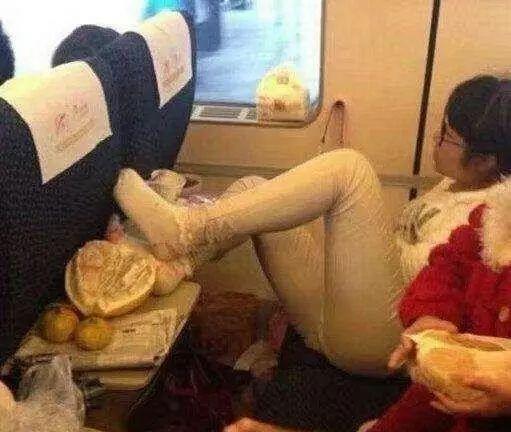妹子,列车上注意下形象!这毕竟是公共场合! 妹子,列车上注意下形象!这毕竟是公共场合!
