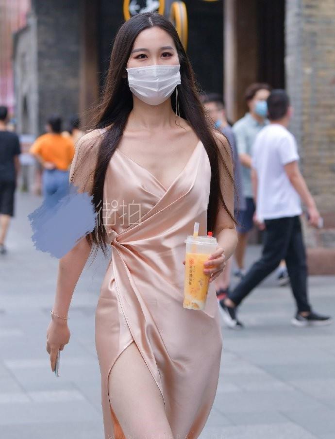 妹子,列车上注意下形象!这毕竟是公共场合! 妹子,列车上注意下形象!这毕竟是公共场合!