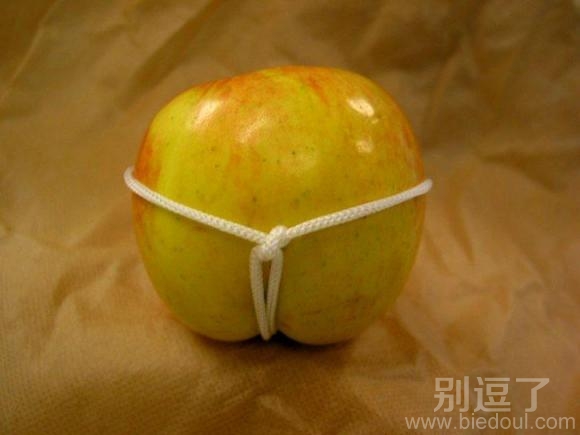 一个苹果的三角裤衩。
