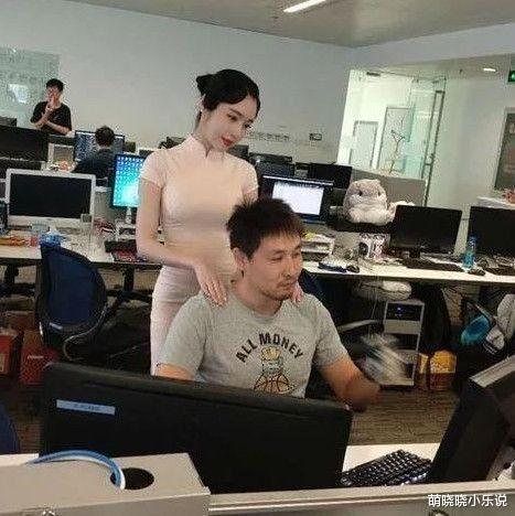 “朋友帮我去接老婆回家，但是看照片不太对劲呢？”哈哈哈哈哈！