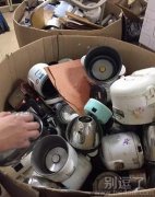 室友发来照片说他发现了宿管阿姨的宝藏