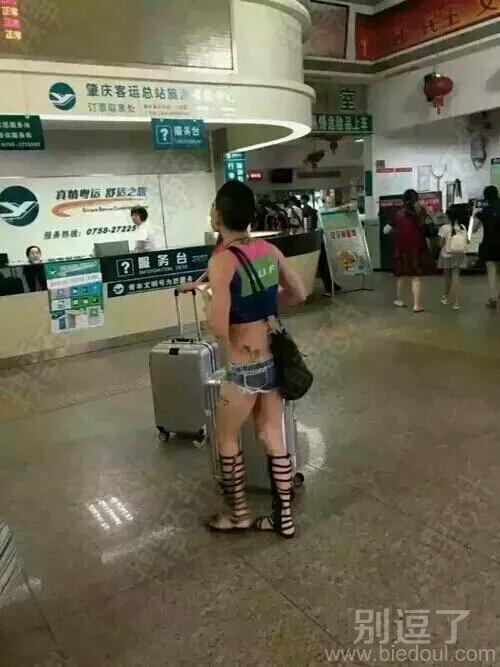 小伙子你穿的这么拉风你妈妈知道不? 小伙子你穿的这么拉风你妈妈知道不?