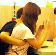 大庭广众之下，不太好啊！