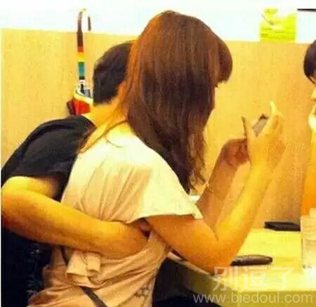 大庭广众之下,不太好啊! 大庭广众之下,不太好啊!