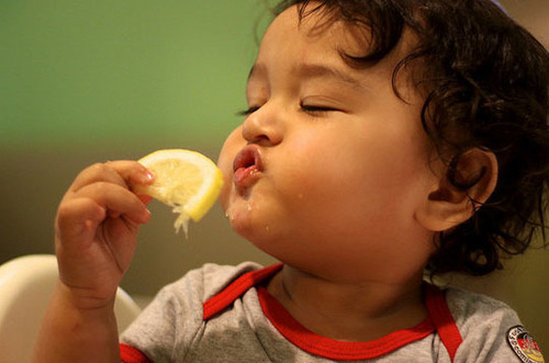 儿童吃柠檬时的搞笑表情图片
