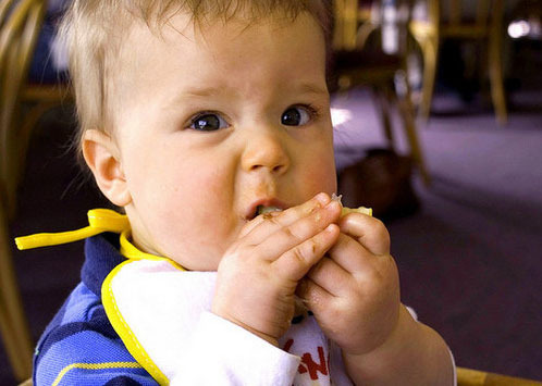 儿童吃柠檬时的搞笑表情图片