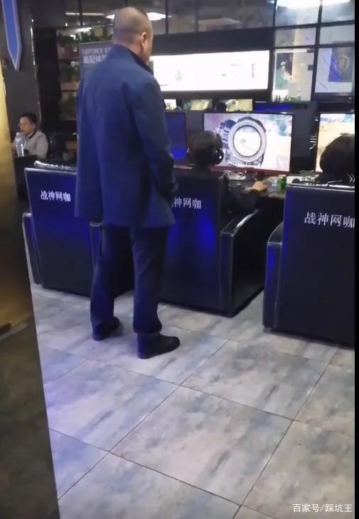 爸爸网吧抓到儿子玩游戏,开始在身后指导,游戏结束被抓回家教育 爸爸网吧抓到儿子玩游戏,开始在身后指导,游戏结束被抓回家教育