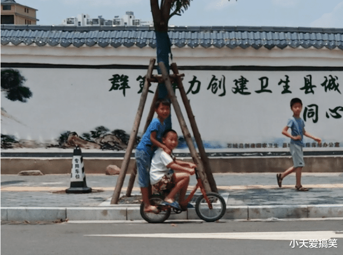 “家里新装了监控，没来得及和老婆说就出差了，结果绿的明明白白！”哈哈哈