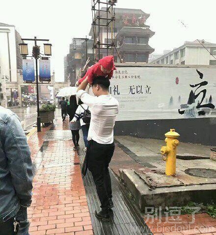在雨中的一对父子。 在雨中的一对父子。