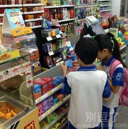 两个小朋友在买东西。