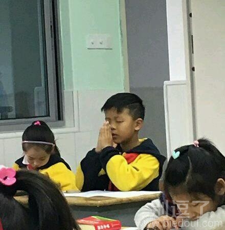上课拜佛的小朋友。