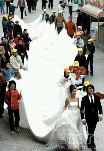世界上最长的婚纱。。 世界上最长的婚纱。。