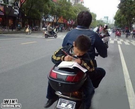 可爱的小孩子图片,笑点一点不比大人少。
