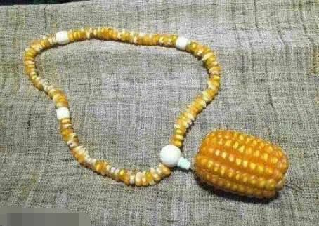 搞笑GIF：过年送给我媳妇的限量版项链，纯金打造的