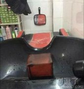 放镜子目的店主拒绝解释！