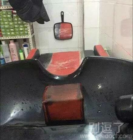 放镜子目的店主拒绝解释！