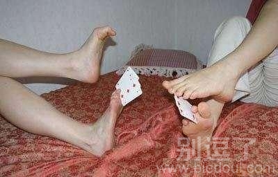 用脚打牌的人。。 用脚打牌的人。。