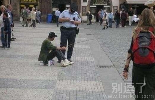 在街上钓鱼的人。。 在街上钓鱼的人。。